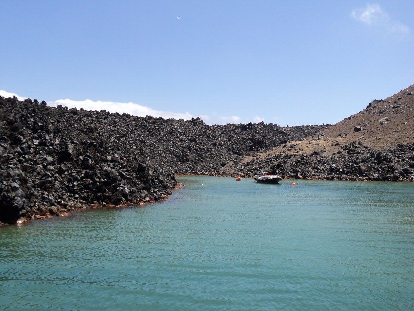 The blocks of obsidian with characteristic conchoidal fractures give a gloomy impression
