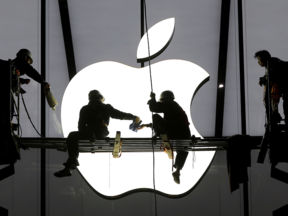 Workers prepare for the opening of an Apple store in Hangzhou, Zhejiang province, January 23, 2015.  REUTERS/Chance Chan/File Photo - RTX2NJ6T